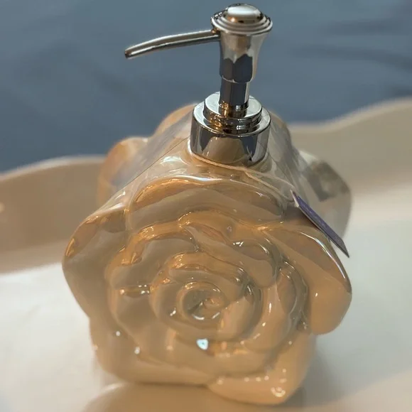 1 ENVOGUE Pearl Ceramic Rose Soap Dispenser — HomeGoods - Picture 1 of 8
